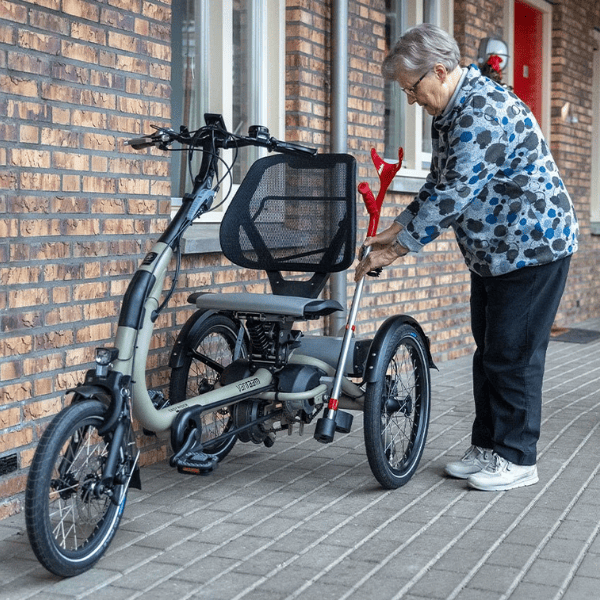 Vélo tricycle électrique senior et retraité.png